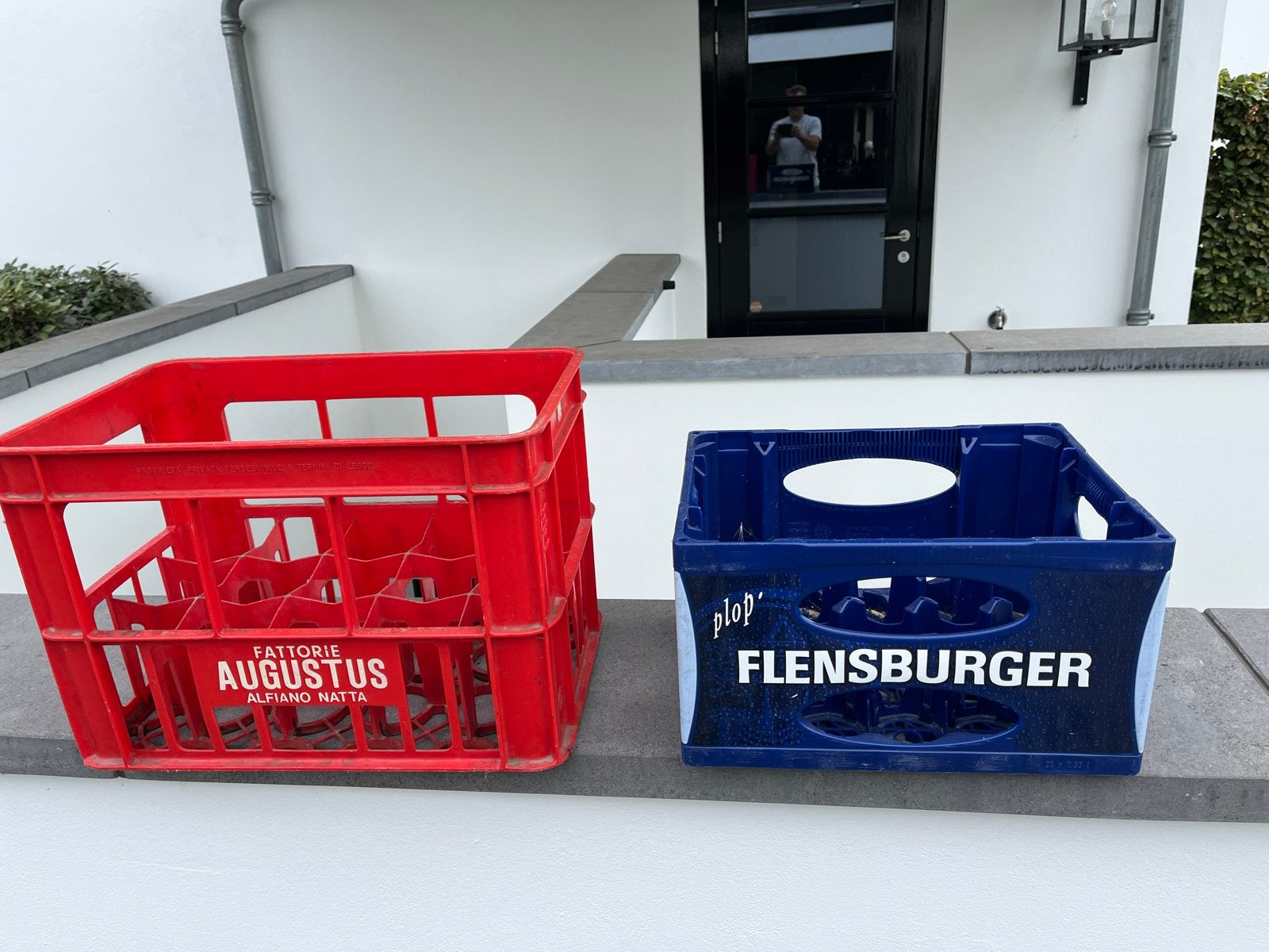 2 Gebruikte Kratten: Rood (Augustus) en Blauw (Flensburger), Gebruikt, 40 tot 60 cm, 50 tot 75 cm, Minder dan 35 cm