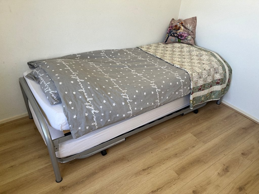 Stalen bed - 210 x 95 centimeter, Huis en Inrichting, Ophalen, 90 cm, Eenpersoons, 210 cm