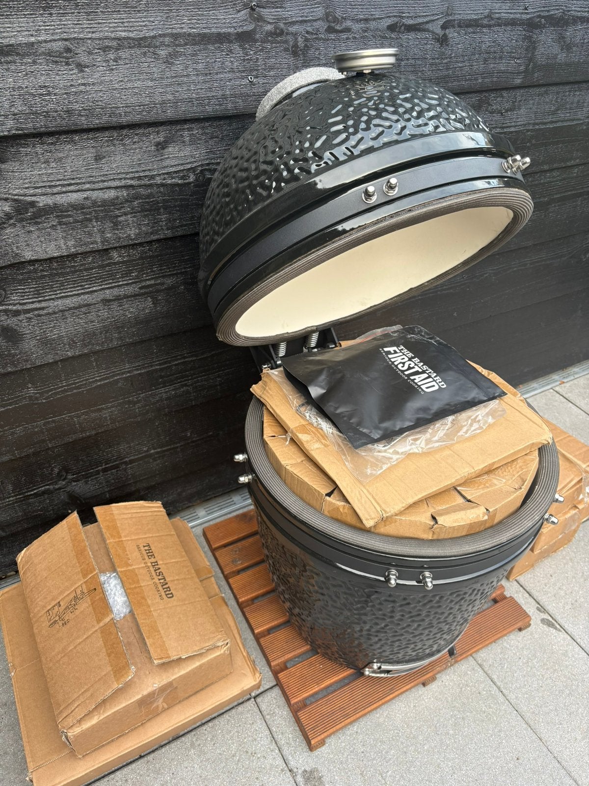 The Bastard Medium Complete Kamado BBQ NIEUW met factuur, Ophalen of Verzenden, Nieuw, Met accessoires