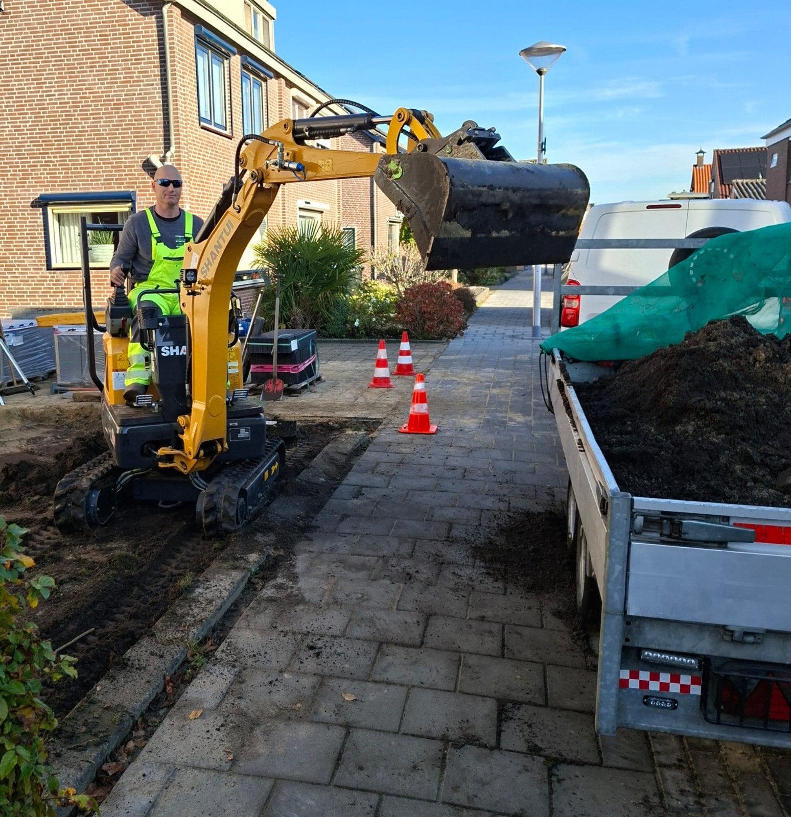Minigraver  met machinist te huur