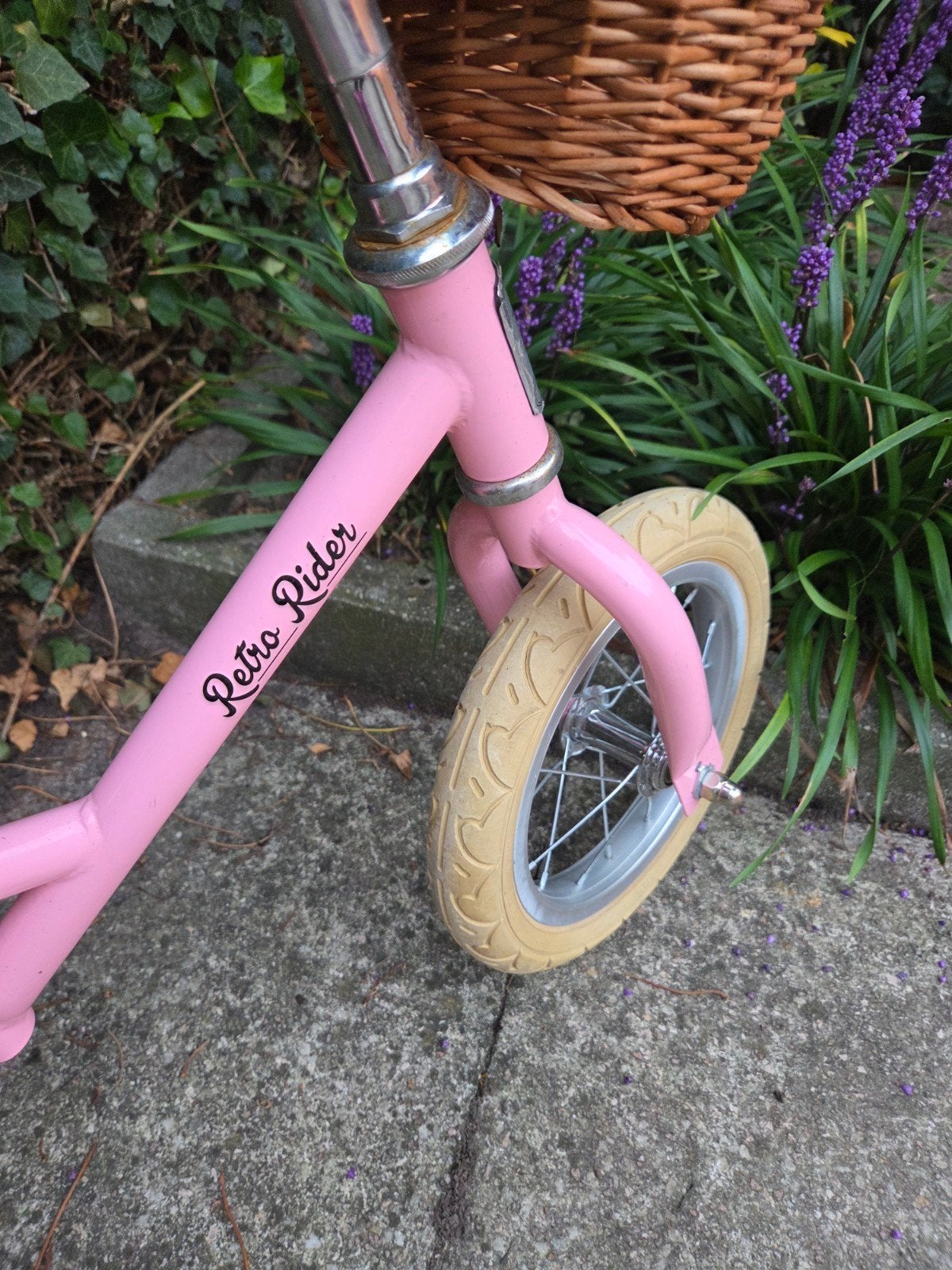 Foto 6 van Roze Bandits & Angels loopfiets met rieten mandje