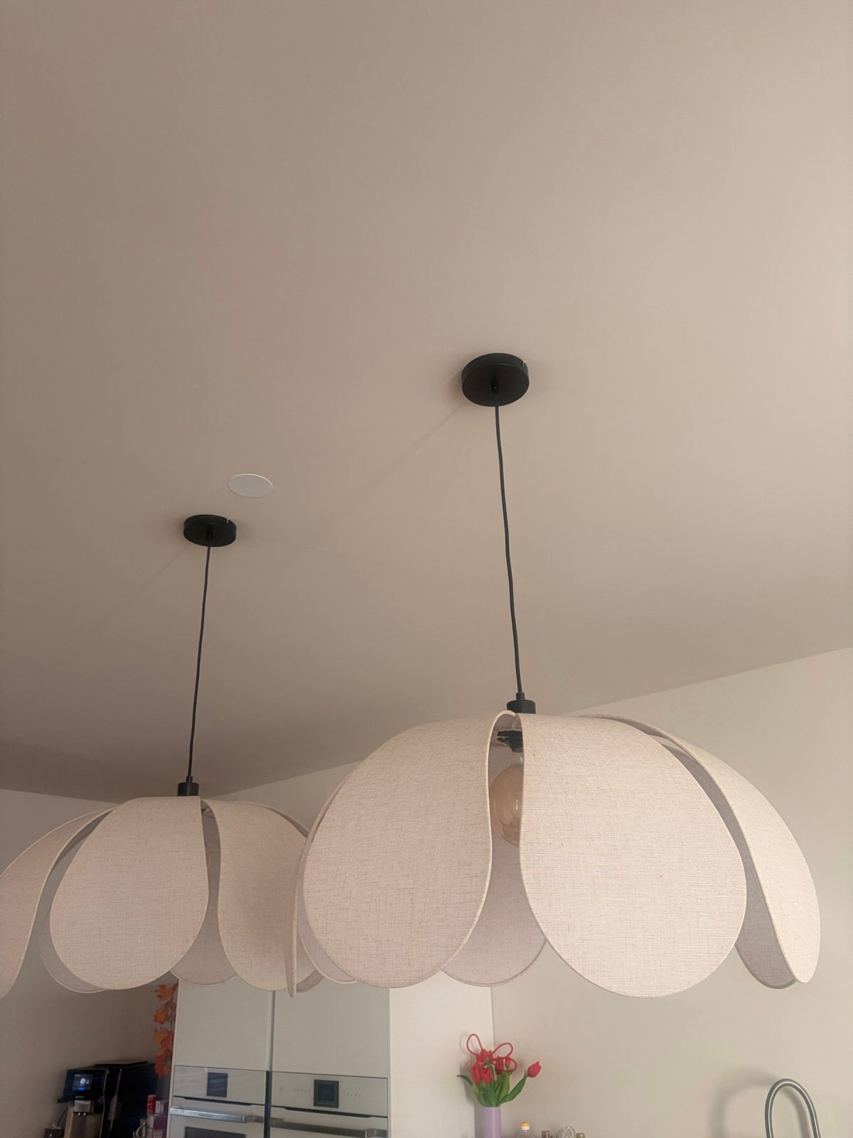 Set van 2 bloemvormige hanglampen, beige textiel