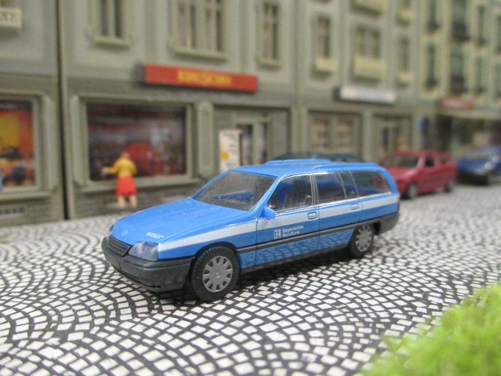 Opel Omega A Caravan - Herpa Stationcar Bayerische Rundfunk, Ophalen of Verzenden, Zo goed als nieuw, Auto, Herpa