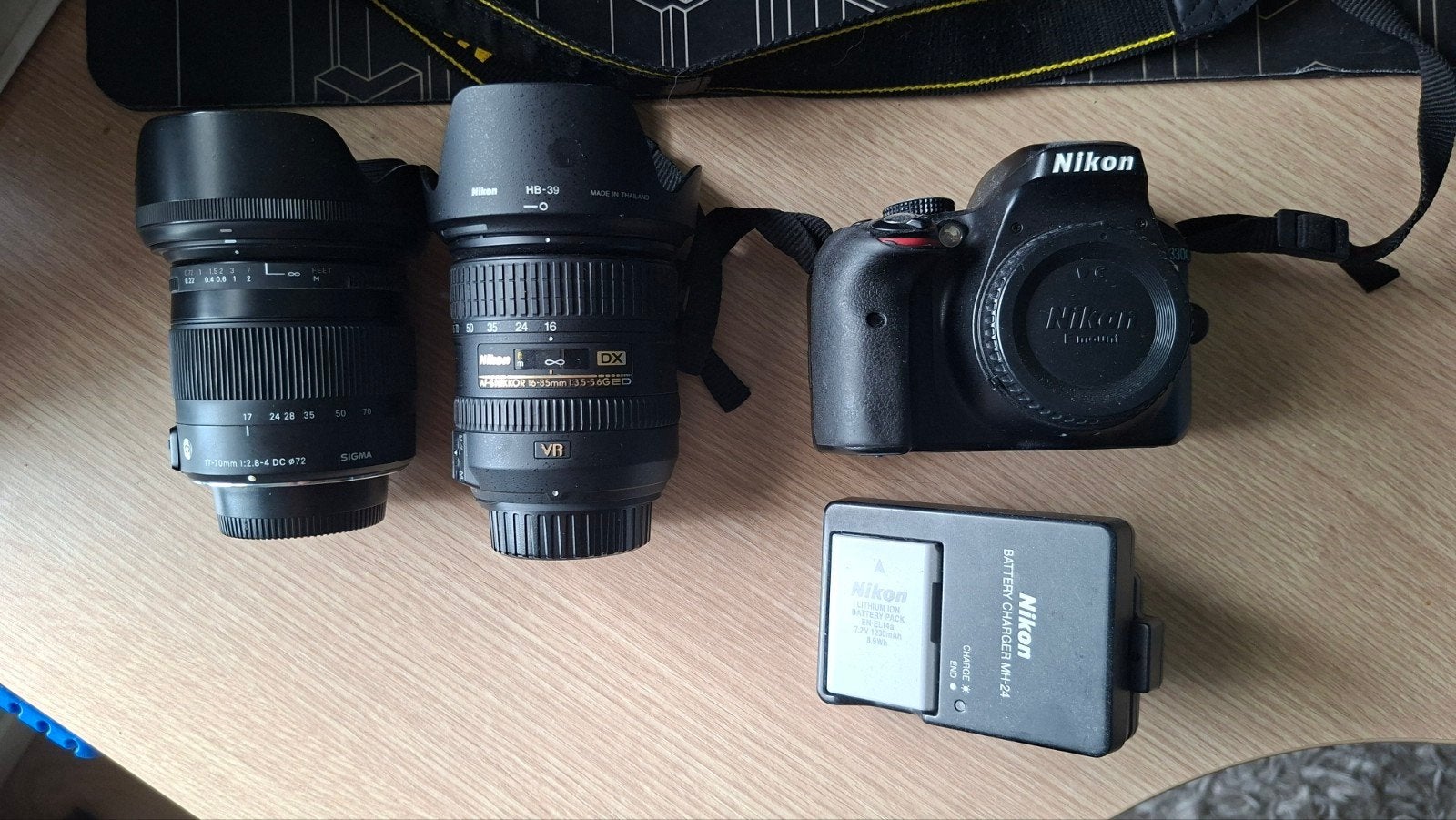 Nikon d3300 met 2 lenzen en oplader, Gebruikt, Spiegelreflex, Ingebouwde flitser, Ophalen of Verzenden