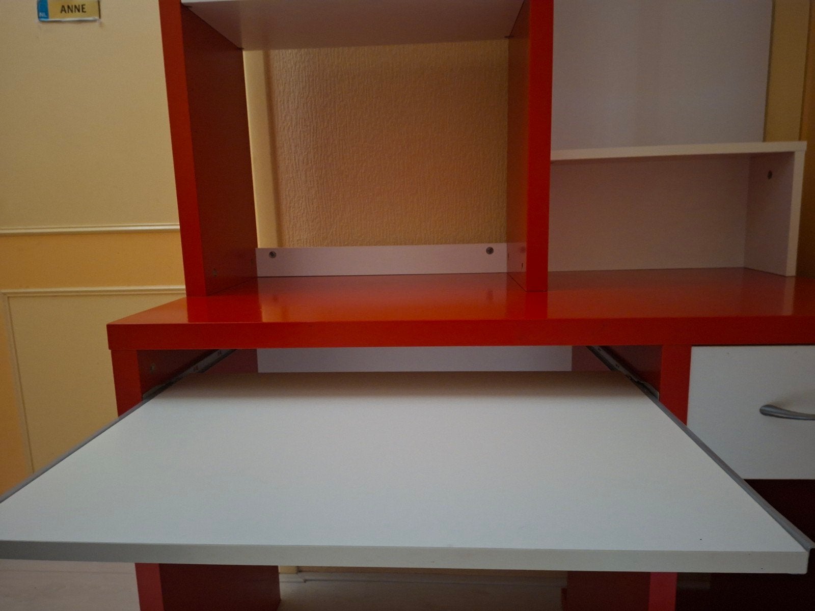 Rood-wit bureau met opbergruimte en lade, Ophalen, Met lades, Gebruikt, Spaanplaat of MDF
