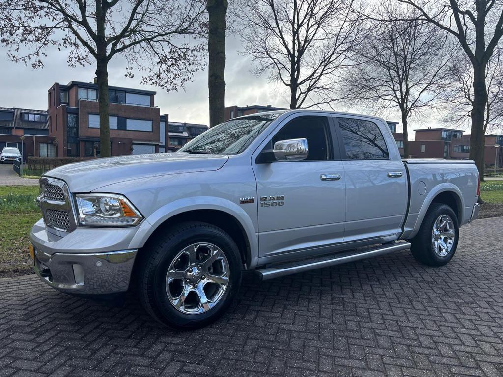 Dodge Ram 1500 5.7 V8 Quad Cab 6'4 Laramie LAGE BIJTELLING!, Auto's, Dodge, Automaat, Gebruikt, 5654 cc, 402 pk