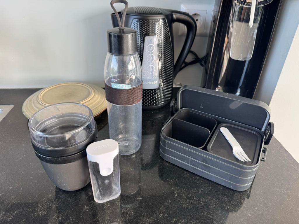 Zwarte Mepal set: lunchbox, waterfles, mueslibeker en lepel, Kunststof, Ophalen of Verzenden, Zwart, Overige merken