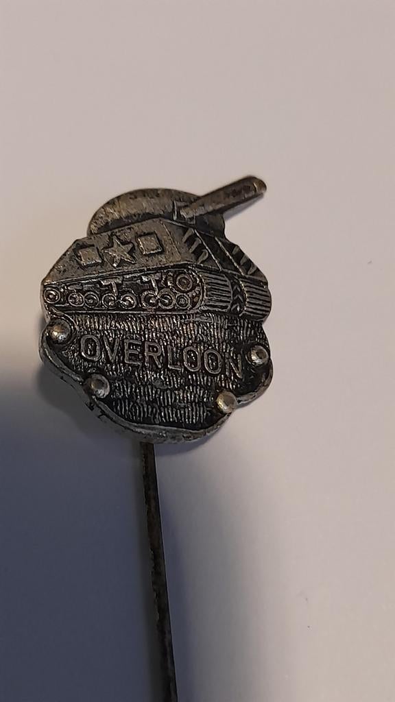 Tank speldje 'Overloon' - Militaria verzamelobject, Verzenden, Landmacht, Nederland, Embleem of Badge