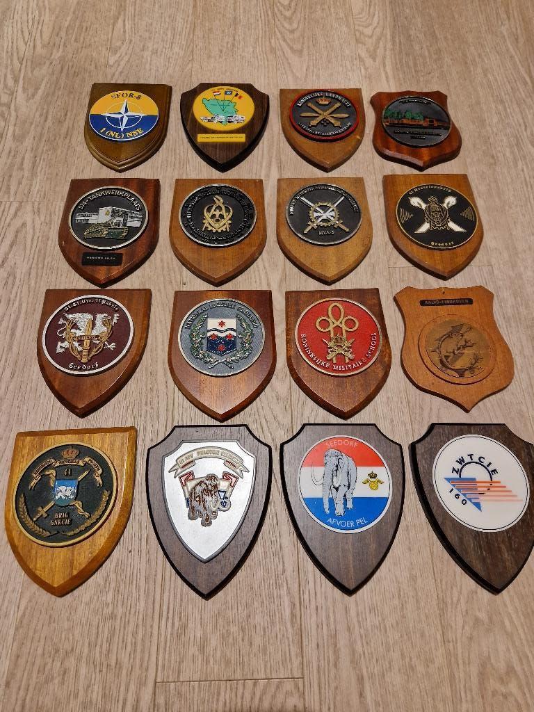 35 onderdeelsschildjes en tegels, Ophalen of Verzenden, Landmacht, Nederland, Overige typen