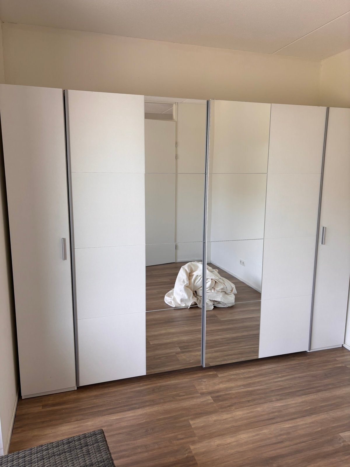 Witte kledingkast met spiegeldeuren en veel opbergruimte, Ophalen, 200 cm of meer, Zo goed als nieuw, Overige houtsoorten