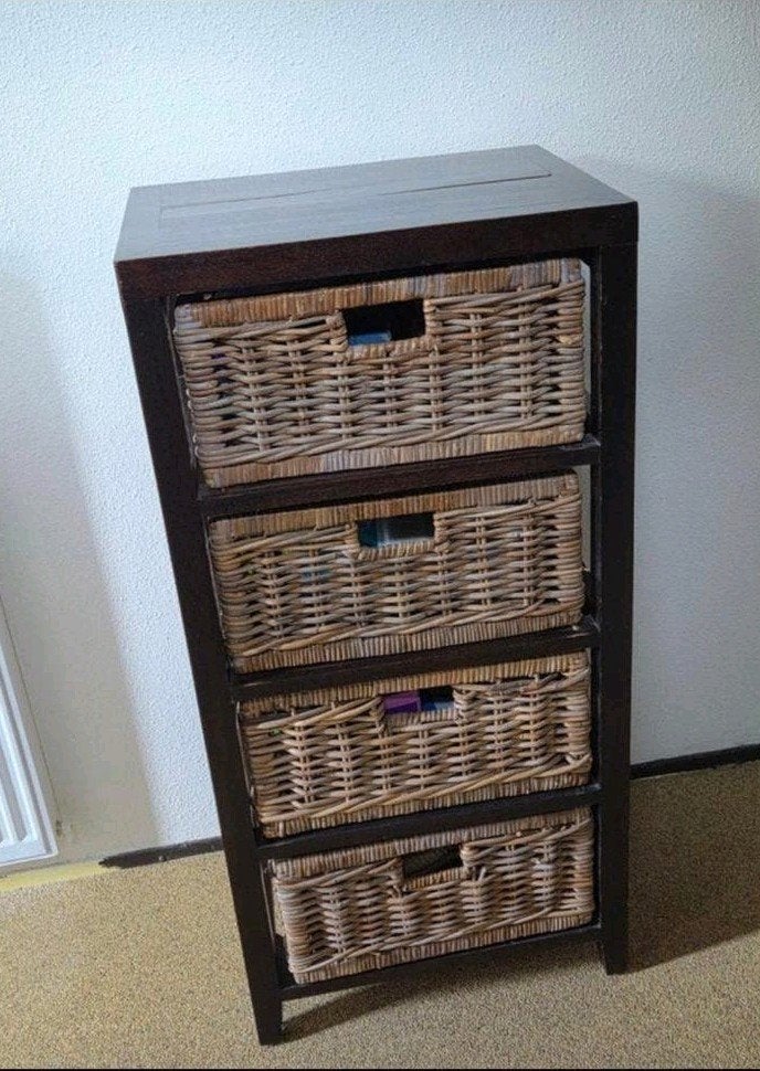 Donkerbruine ladekast met 4 rieten manden, Ophalen, Minder dan 50 cm, Gebruikt, Overige materialen