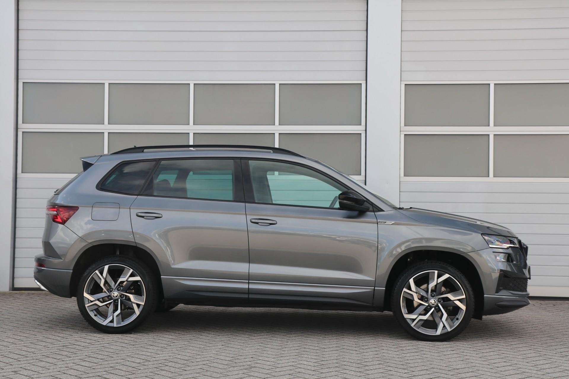 Skoda Karoq 1.5 TSI 150pk DSG Sportline Business | Trekhaak, Auto's, 12 maanden, Stof, 4 cilinders, Automatische klimaatregeling