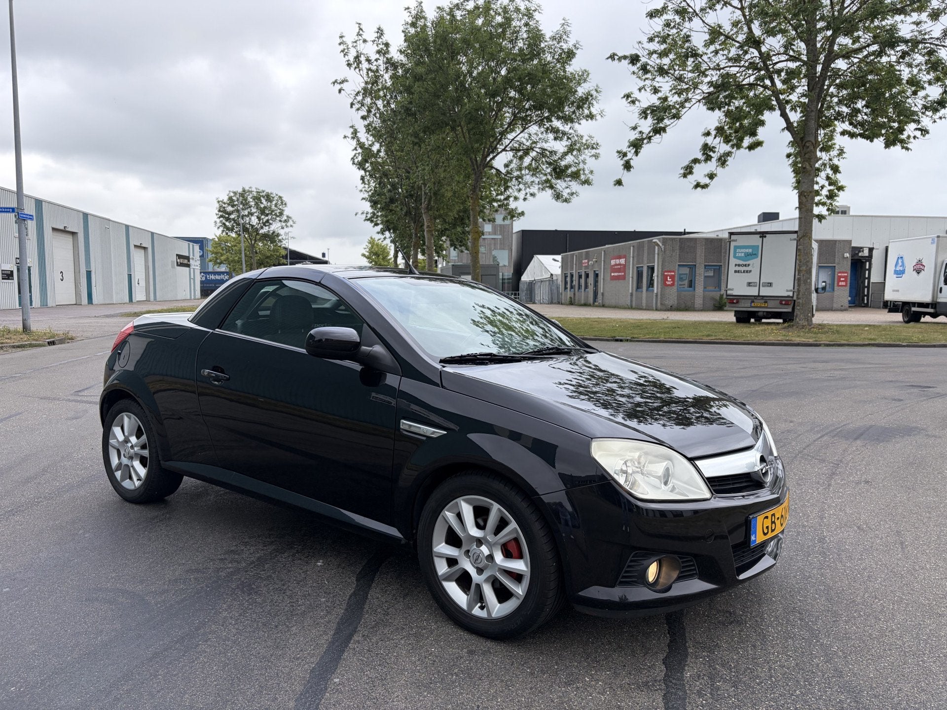 Opel Tigra TwinTop 1.4-16V Cosmo Automaat 90 PK. (bj 2006), Auto's, Gebruikt, Zwart, 4 cilinders, Cabriolet