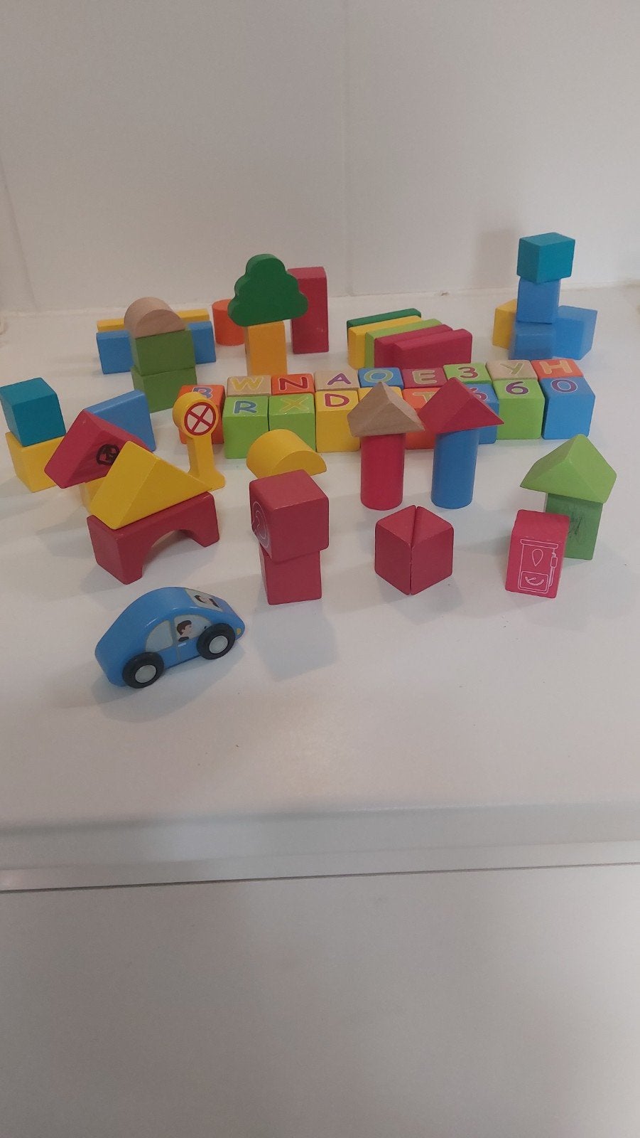 Houten blokjes met letters, cijfers en auto-onderdelen, Ophalen of Verzenden, Gebruikt, Bouwen