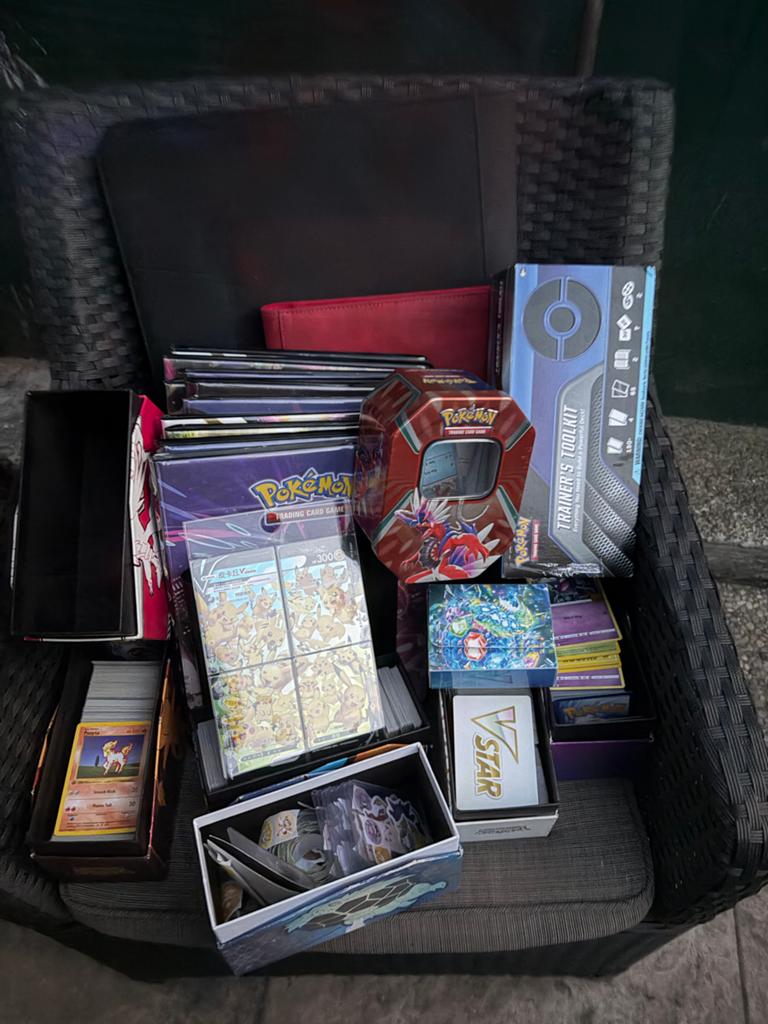 Grote Pokémon collectie: kaarten, boeken, accessoires, Ophalen, Gebruikt, Meerdere kaarten