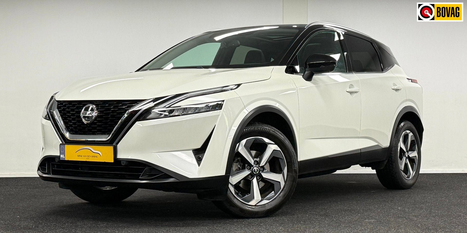 Nissan Qashqai 1.3 MHEV Xtronic Premiere Edition*Panodak*Nav, Dealer onderhouden, Zwart, 4 cilinders, Leder en Stof