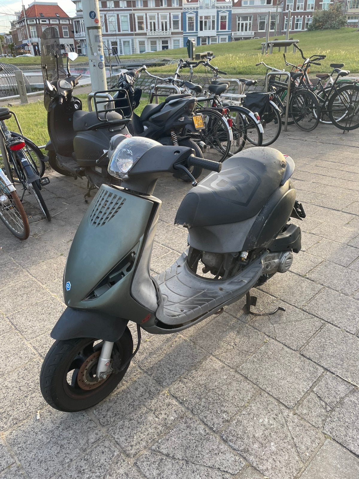 Piaggio Zip Brom 2020 Schade, Fietsen en Brommers, Scooters | Piaggio, Zo goed als nieuw, Zip, Benzine, Ophalen