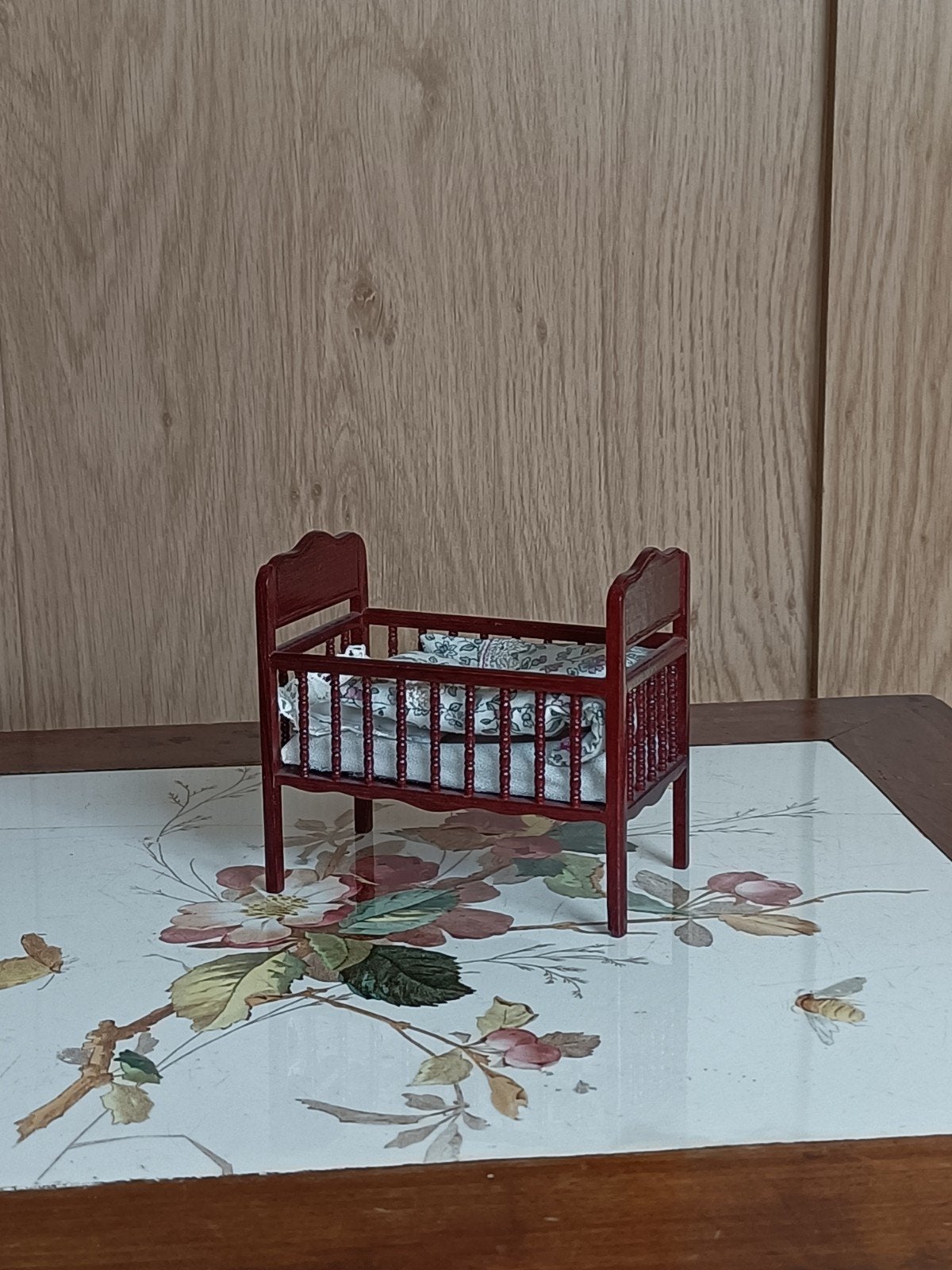 Mahonie baby bedje poppenhuis 1:12, Verzenden, Gebruikt, Poppenhuis