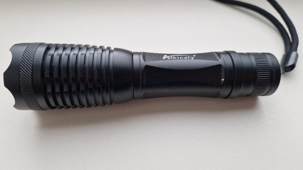 LED zaklamp op 18650 Li-Ion of 3x AA batterij, Ophalen of Verzenden, Zo goed als nieuw, Batterij