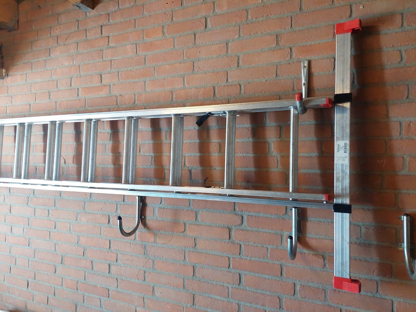 Ladder 28 treden met afstandshouder, Ophalen, Zo goed als nieuw, Ladder, Opvouwbaar of Inschuifbaar