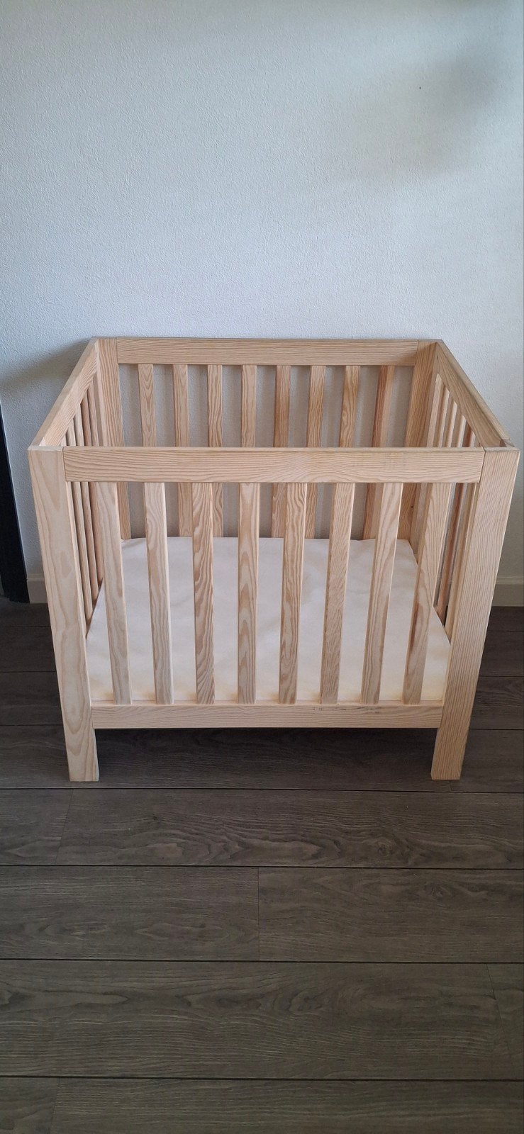 Houten box met boxkleed en matras, Kinderen en Baby's, Ophalen, Zo goed als nieuw, Vierkant, Boxkleed