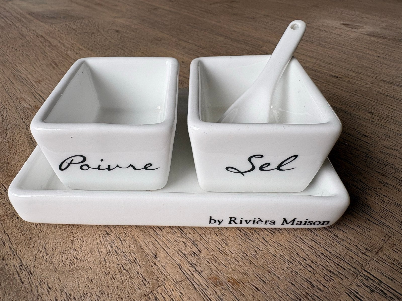 Riviera Maison Peper en Zout Setje met Lepel, Overige typen, Ophalen of Verzenden, Zo goed als nieuw, Steen/keramiek