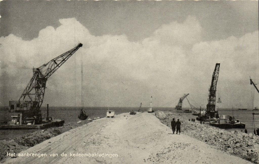 Het aanbrengen van de keileembekledingen - Zuiderzeewerken -, Ophalen of Verzenden, 1940 tot 1960, Ongelopen, Flevoland