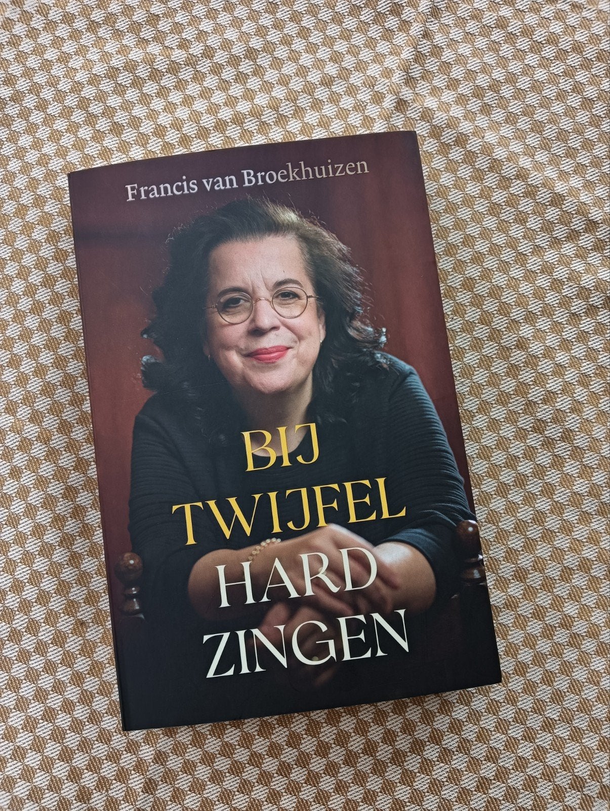Francis van Broekhuizen - Bij twijfel hard zingen, Ophalen of Verzenden, Zo goed als nieuw, Francis van Broekhuizen