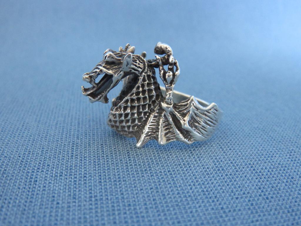 Ring met vliegende draak en slang in zilver - 20e eeuw, Sieraden, Tassen en Uiterlijk, Ringen, 20 of groter, Ophalen of Verzenden