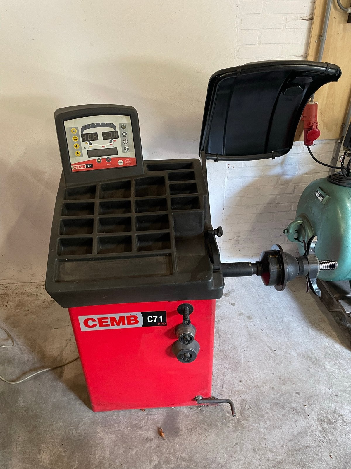 CEMB C71 Bandenbalanceermachine, Ophalen