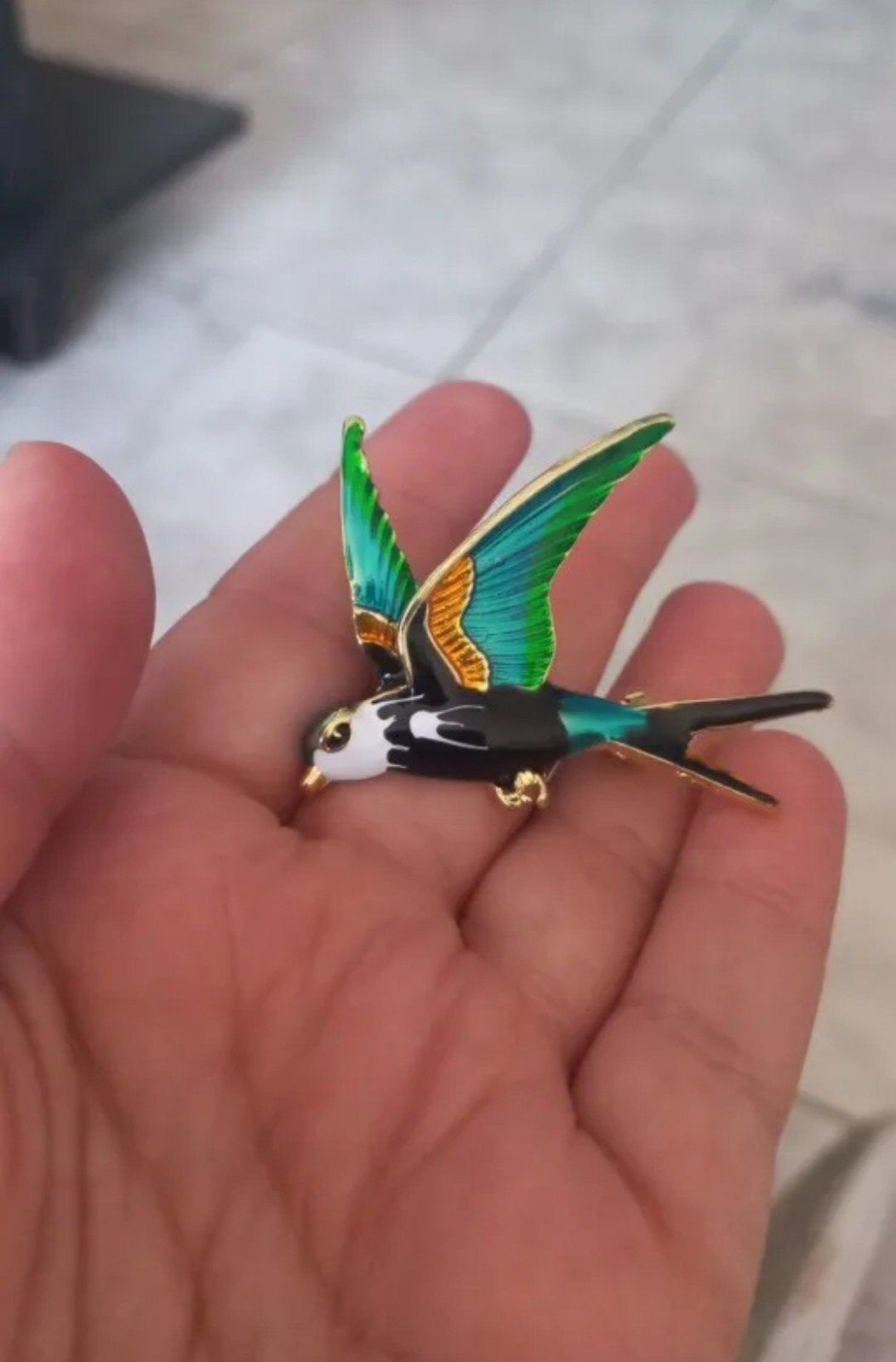 Nieuwe Broche Zwaluw Vogel Emaille Goudkleurig, Overige materialen, 4 tot 7 cm, Nieuw, Ophalen of Verzenden
