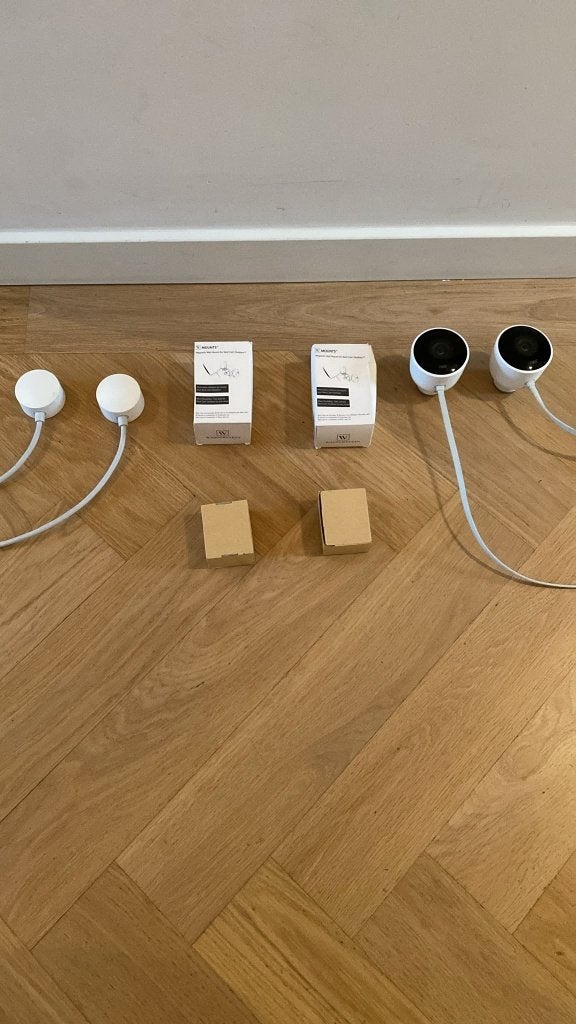 2x Google Nest Cam Outdoor | met voedingen en houders, Verzenden, Gebruikt, Buitencamera