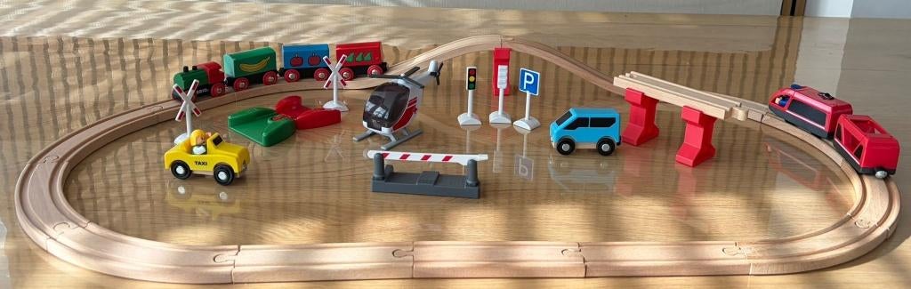 BRIO aangevuld met ander merk / houten treinbaan, Ophalen of Verzenden, Gebruikt, Duw- of Trekspeelgoed