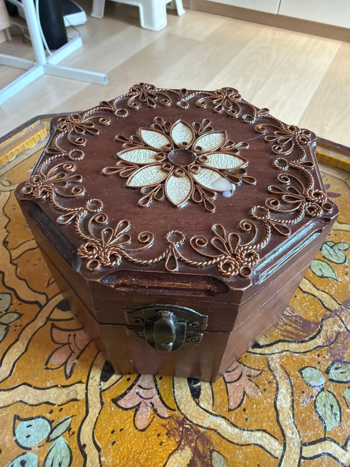 Decoratieve Houten Sieradendoos - Octagonaal met Bloemmotief, Antiek en Kunst, Ophalen of Verzenden