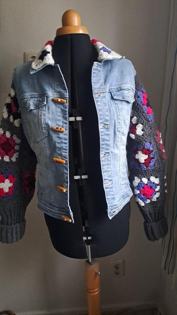 Spijkerjasje met granny square mouwen.Maat M., Ophalen of Verzenden, Nieuw, Haken
