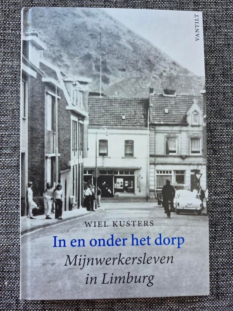 In en onder het dorp | Mijnwerkersleven in Limburg, 20e eeuw of later, Ophalen of Verzenden, Zo goed als nieuw, Wiel Kusters
