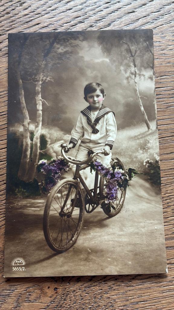 Fotokaart. Jongen/matrozenpak op fiets. Bloemen, Verzamelen, Ansichtkaarten | Themakaarten, Ophalen of Verzenden, Voor 1920, Gelopen