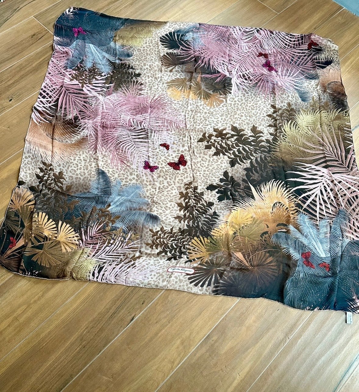 Prachtige nieuwe zijden sjaal van Salvatore Ferragamo, Kleding | Dames, Mutsen, Sjaals en Handschoenen, Ophalen of Verzenden, Nieuw