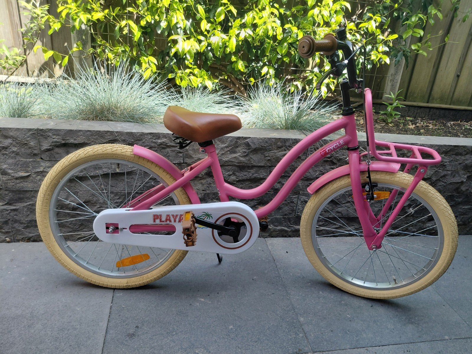 Roze kinderfiets met voordrager - 20 inch, Fietsen en Brommers, Zo goed als nieuw, Ophalen, 2cycle, Terugtraprem