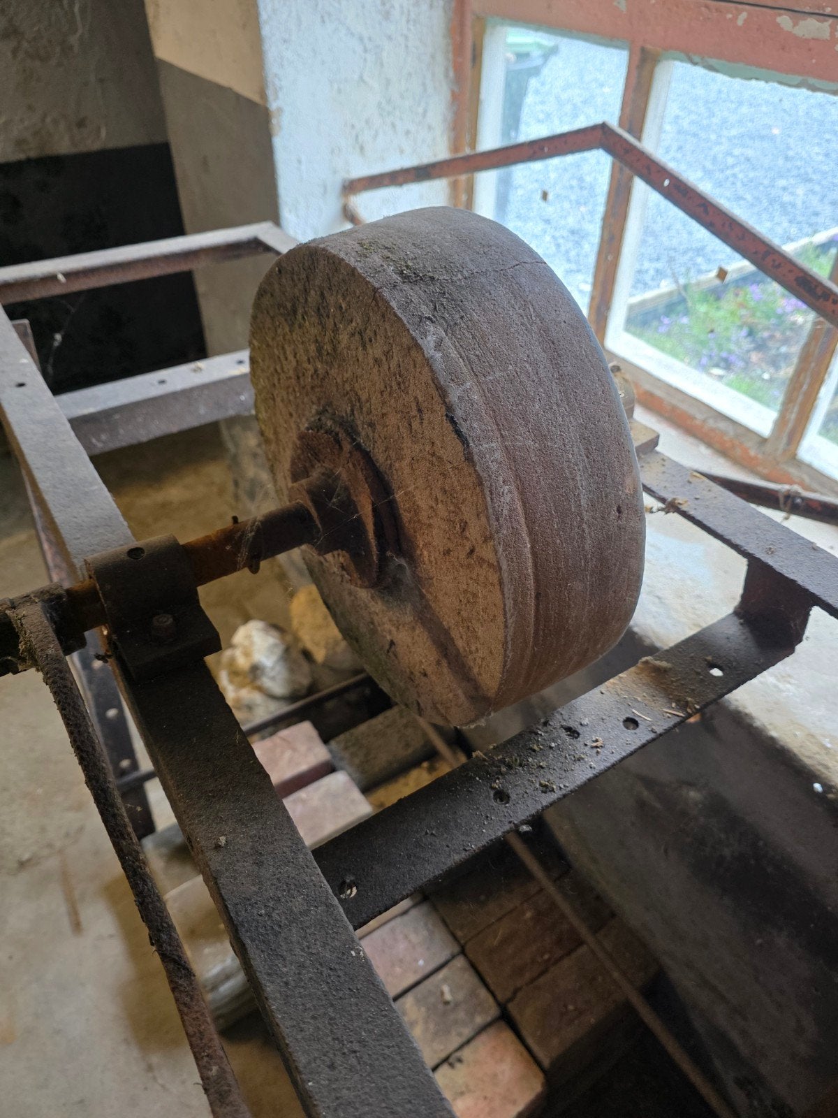 Oude handmatige slijpsteen op frame, Doe-het-zelf en Verbouw, Gereedschap | Slijpmachines, Ophalen, Gebruikt, Overige typen