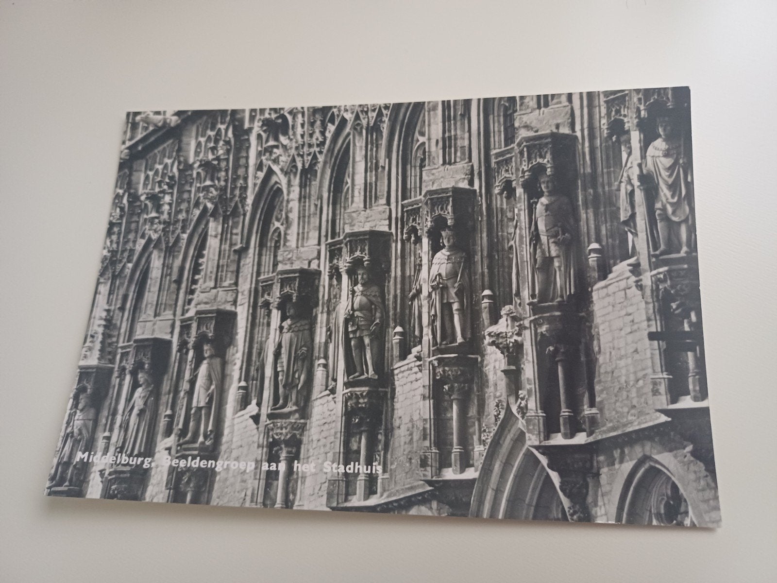 Fotokaart Middelburg, Beeldengroep aan het stadhuis, Ophalen of Verzenden, 1960 tot 1980, Ongelopen, Zeeland