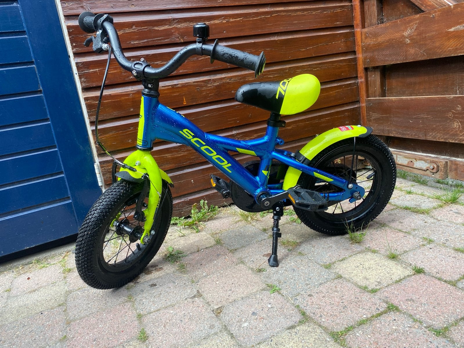 SCOOL Kinderfiets (12 inch) - Blauw/Geel - Zo goed als nieuw, Fietsen en Brommers, Ophalen, Terugtraprem, Zijwieltjes, Minder dan 16 inch