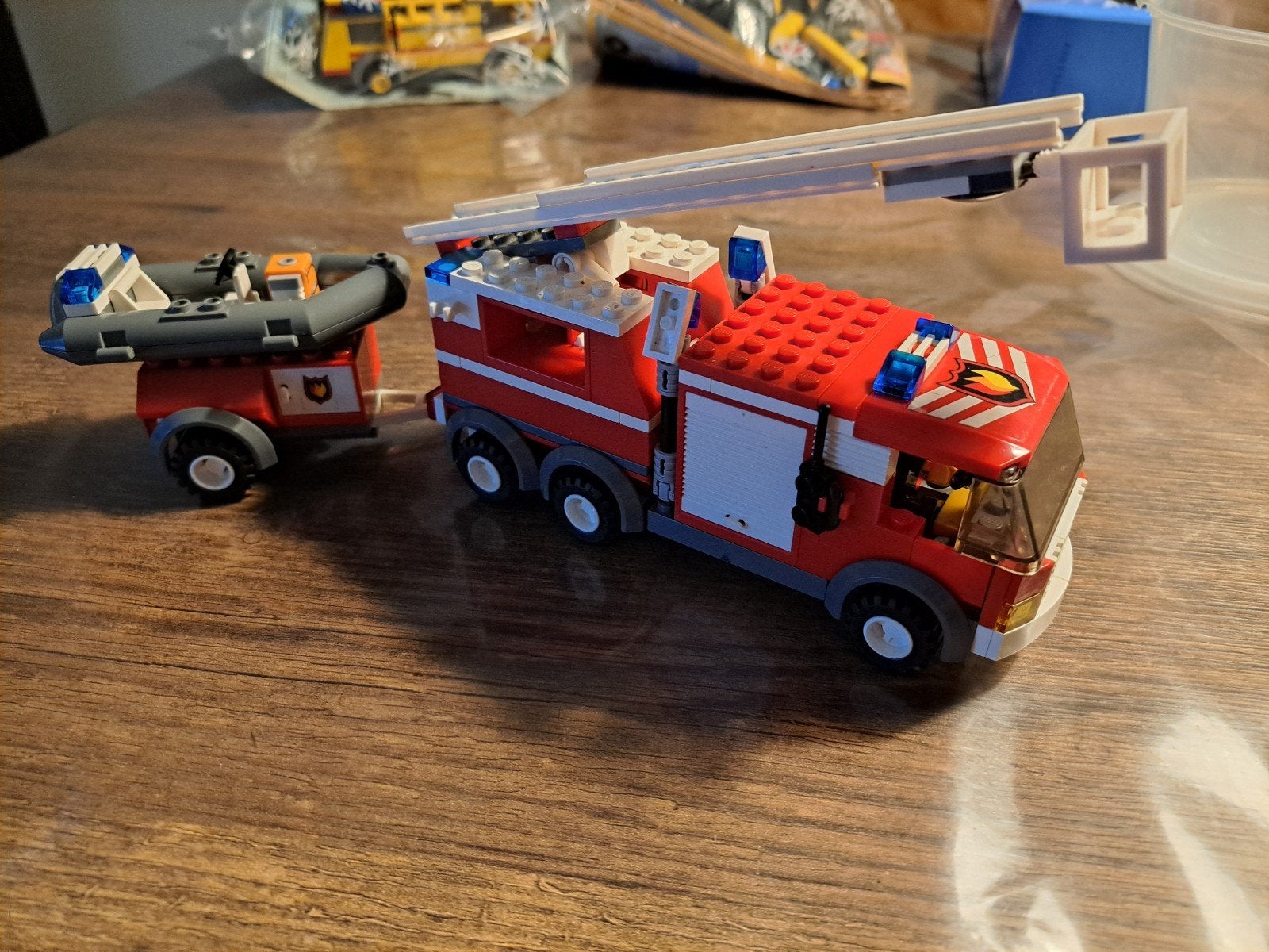 Lego City Brandweerwagen met reddingsboot (7239), City, Lego, Ophalen of Verzenden, Zo goed als nieuw