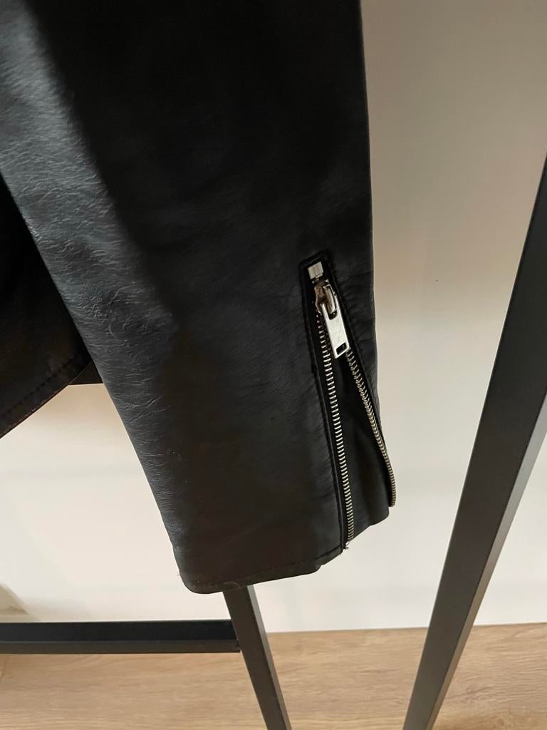 Stoere Zwarte Leather Look Jack met Ritsen, Ophalen of Verzenden, Zo goed als nieuw, Zwart, Kort