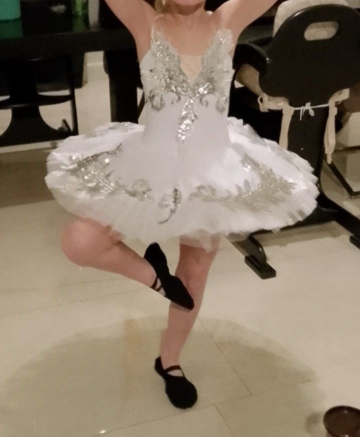 Prachtig wit balletpakje met zilveren details maat 116, Sport en Fitness, Ophalen of Verzenden, Zo goed als nieuw, Kleding