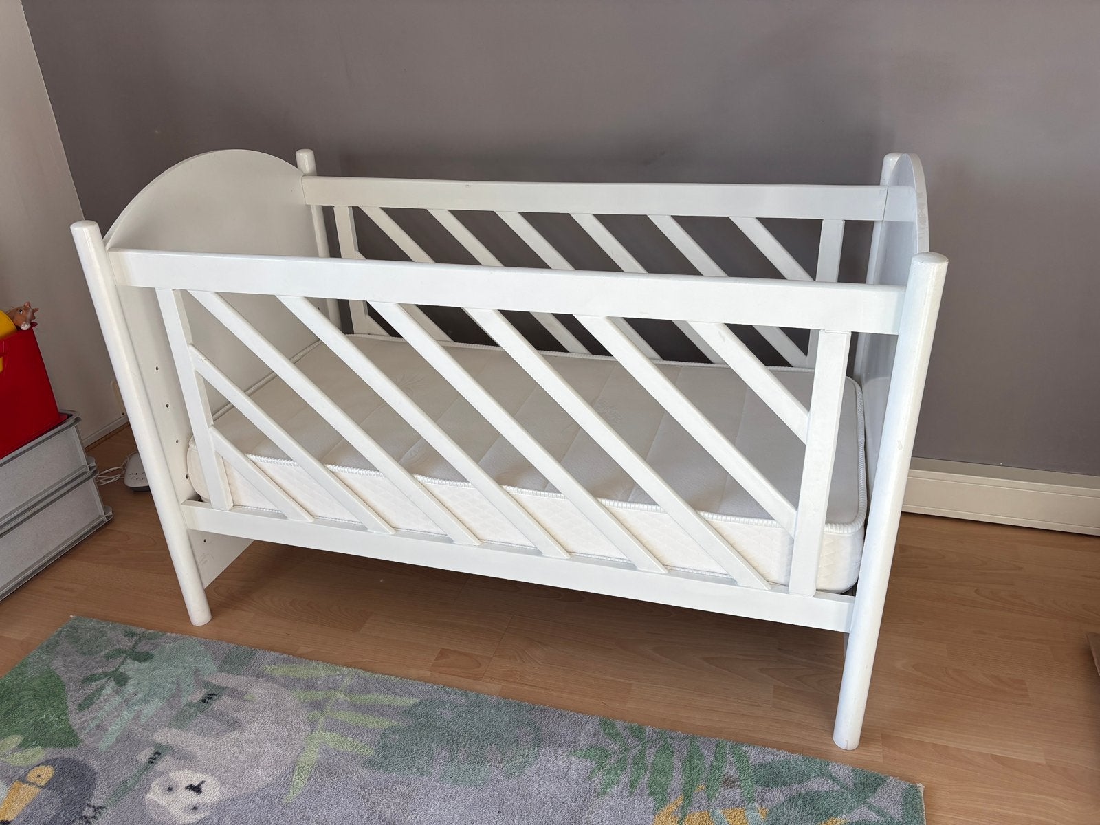 Babyledikant met boekenplankje, Ophalen, Zo goed als nieuw, Minder dan 140 cm, Matras