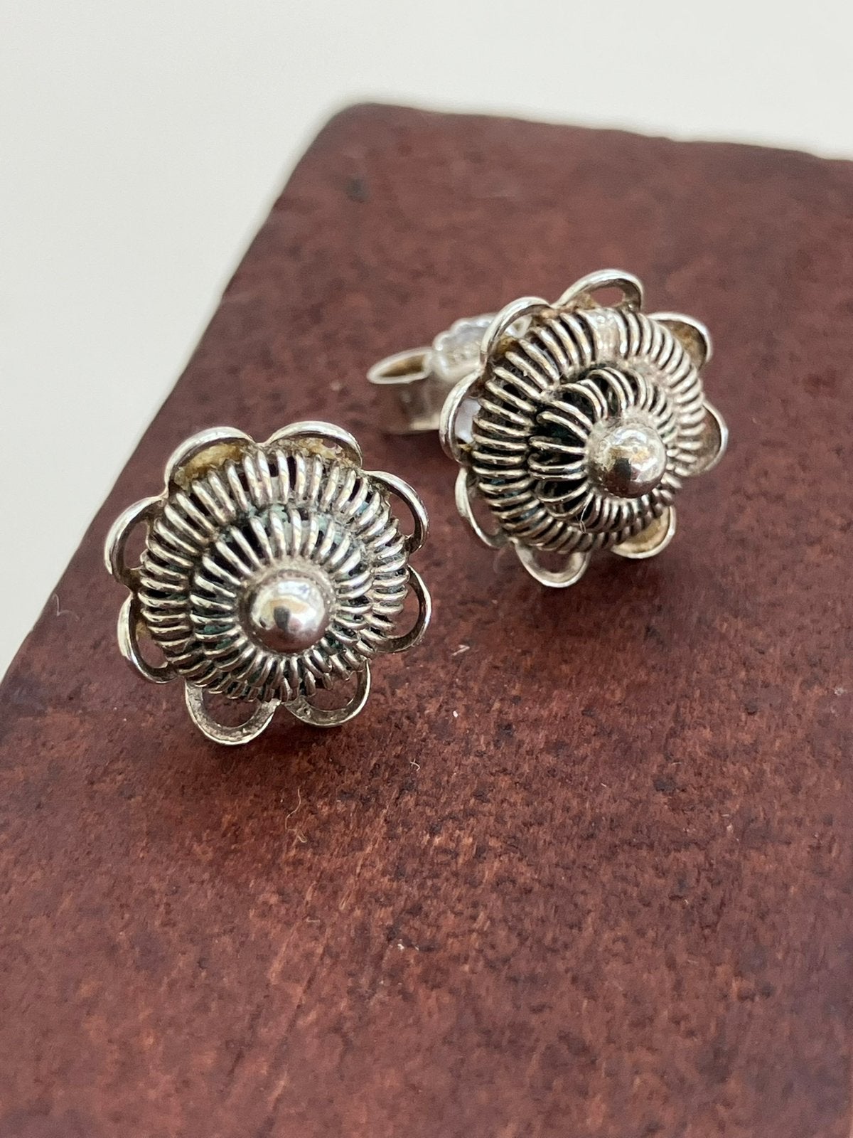 Kleine zilveren oorstekers Zeeuwse knoop, Ophalen of Verzenden, Zo goed als nieuw, Zilver