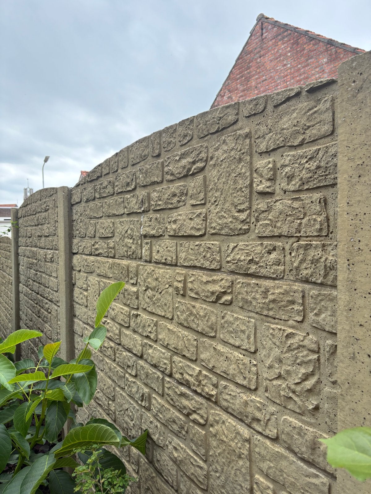 Beton schutting zandkleur steenpatroon en gebogen bovenkant, Tuin en Terras, Schuttingen, Ophalen, Overige materialen, 6 meter of meer