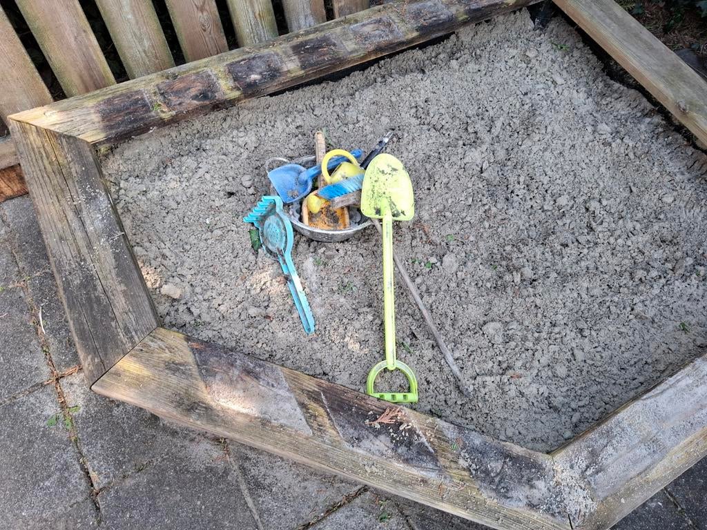 Zandbak met deksel en zand, vormpjes, Ophalen, Gebruikt