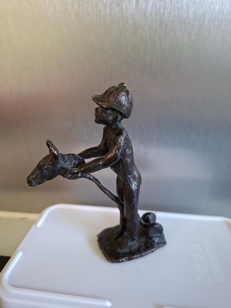 Astrid Veldhuyzen Bronzen beeldje jongen met stokpaardje, Minder dan 20 cm, Gemerkt, Ophalen of Verzenden, Brons